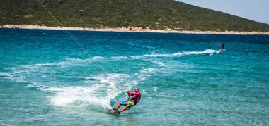 Marmari, Yunanistan - 24 Haziran 2012, gökyüzü-sörfçü Yunanistan Evia adada Marmari altın plajda oynarken altın kumsalda