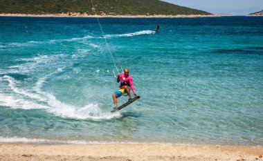 Marmari, Yunanistan - 24 Haziran 2012, gökyüzü-sörfçü Yunanistan Evia adada Marmari altın plajda oynarken altın kumsalda