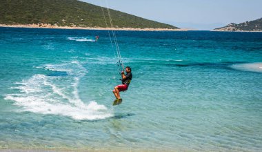 Marmari, Yunanistan - 24 Haziran 2012, gökyüzü-sörfçü Yunanistan Evia adada Marmari altın plajda oynarken altın kumsalda