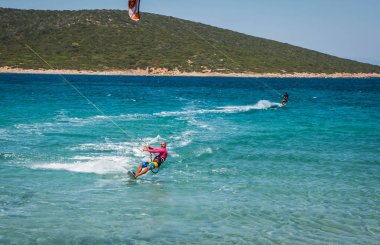Marmari, Yunanistan - 24 Haziran 2012, gökyüzü-sörfçü Yunanistan Evia adada Marmari altın plajda oynarken altın kumsalda