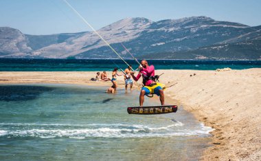 Marmari, Yunanistan - 24 Haziran 2012, gökyüzü-sörfçü Yunanistan Evia adada Marmari altın plajda oynarken altın kumsalda