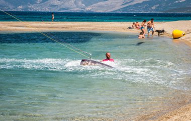 Marmari, Yunanistan - 24 Haziran 2012, gökyüzü-sörfçü Yunanistan Evia adada Marmari altın plajda oynarken altın kumsalda