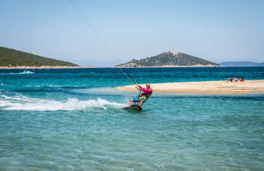 Marmari, Yunanistan - 24 Haziran 2012, gökyüzü-sörfçü Yunanistan Evia adada Marmari altın plajda oynarken altın kumsalda