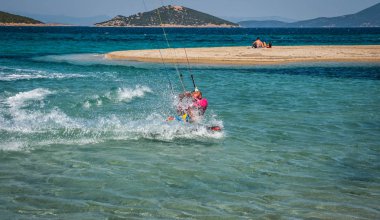Marmari, Yunanistan - 24 Haziran 2012, gökyüzü-sörfçü Yunanistan Evia adada Marmari altın plajda oynarken altın kumsalda