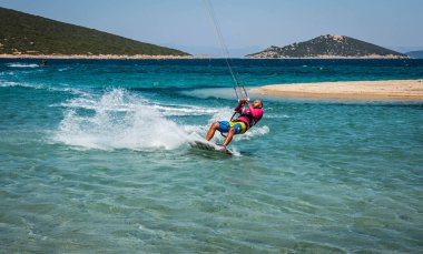 Marmari, Yunanistan - 24 Haziran 2012, gökyüzü-sörfçü Yunanistan Evia adada Marmari altın plajda oynarken altın kumsalda