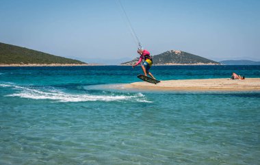 Marmari, Yunanistan - 24 Haziran 2012, gökyüzü-sörfçü Yunanistan Evia adada Marmari altın plajda oynarken altın kumsalda