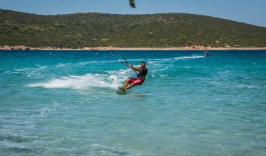 Marmari, Yunanistan - 24 Haziran 2012, gökyüzü-sörfçü Yunanistan Evia adada Marmari altın plajda oynarken altın kumsalda