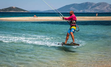 Marmari, Yunanistan - 24 Haziran 2012, gökyüzü-sörfçü Yunanistan Evia adada Marmari altın plajda oynarken altın kumsalda