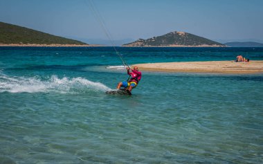 Marmari, Yunanistan - 24 Haziran 2012, gökyüzü-sörfçü Yunanistan Evia adada Marmari altın plajda oynarken altın kumsalda