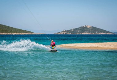 Marmari, Yunanistan - 24 Haziran 2012, gökyüzü-sörfçü Yunanistan Evia adada Marmari altın plajda oynarken altın kumsalda