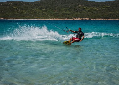 Marmari, Yunanistan - 24 Haziran 2012, gökyüzü-sörfçü Yunanistan Evia adada Marmari altın plajda oynarken altın kumsalda