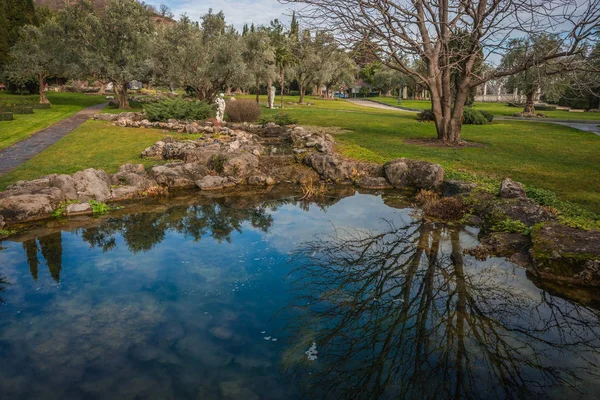 Gölü olan güzel bir manzara ve Kırım 'da sudaki yansımalar.