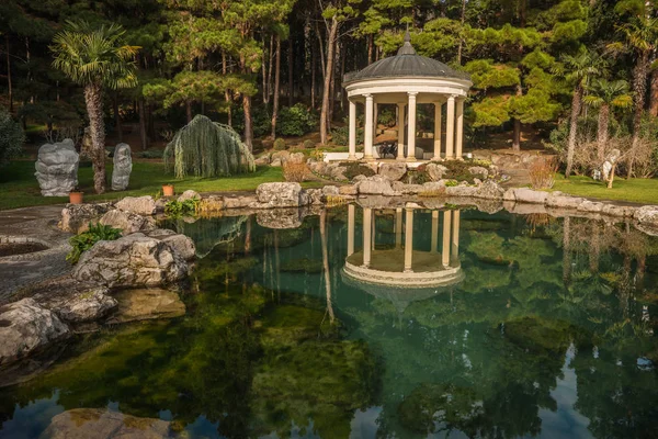 Kırım 'da gölü, arbayı ve sudaki yansımaları olan güzel bir manzara.
