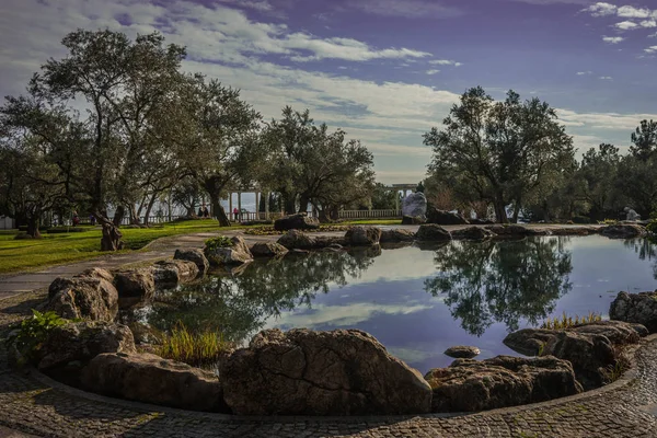 Gölü olan güzel bir manzara ve Kırım 'da sudaki yansımalar.
