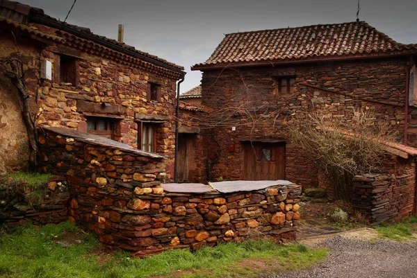 Sonbahar peyzaj kırmızı şehirlerinden birinde İspanya Villacorta