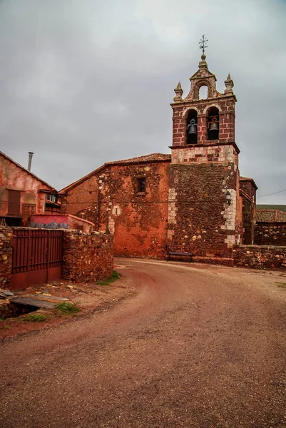 Sonbahar peyzaj kırmızı şehirlerinden birinde İspanya Madriguera
