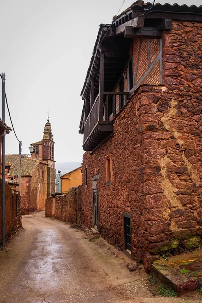 Sonbahar peyzaj kırmızı şehirlerinden birinde İspanya Madriguera