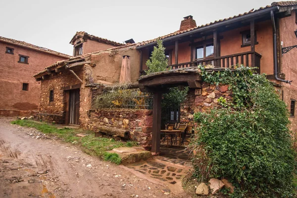 Sonbahar peyzaj kırmızı şehirlerinden birinde İspanya Madriguera