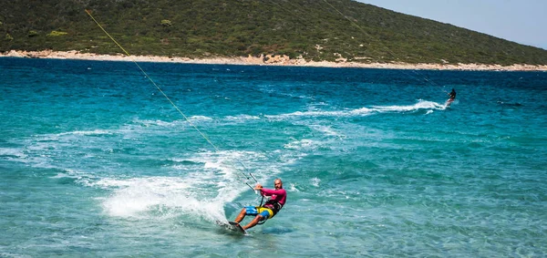 Marmari, Yunanistan - 24 Haziran 2012, gökyüzü-sörfçü Yunanistan Evia adada Marmari altın plajda oynarken altın kumsalda