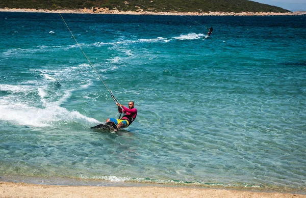 Marmari, Yunanistan - 24 Haziran 2012, gökyüzü-sörfçü Yunanistan Evia adada Marmari altın plajda oynarken altın kumsalda