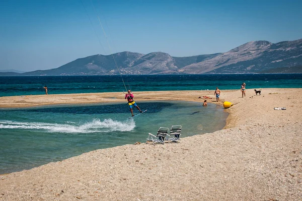 Marmari, Yunanistan - 24 Haziran 2012, gökyüzü-sörfçü Yunanistan Evia adada Marmari altın plajda oynarken altın kumsalda