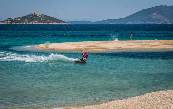 Marmari, Yunanistan - 24 Haziran 2012, gökyüzü-sörfçü Yunanistan Evia adada Marmari altın plajda oynarken altın kumsalda