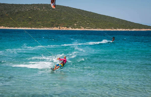 Marmari, Yunanistan - 24 Haziran 2012, gökyüzü-sörfçü Yunanistan Evia adada Marmari altın plajda oynarken altın kumsalda