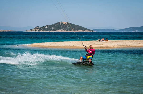 Marmari, Yunanistan - 24 Haziran 2012, gökyüzü-sörfçü Yunanistan Evia adada Marmari altın plajda oynarken altın kumsalda