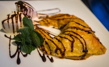 Elma strudel kalp şeklinde plaka, seçici odak üzerinde vanilyalı dondurma ile görüntü