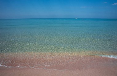 Kırım 'daki Olenivka' daki (Kırım Maldivleri) kumlu plajın görüntüsü