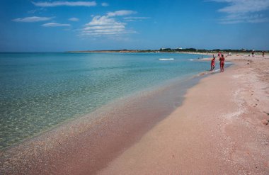 Kırım 'daki Olenivka' daki (Kırım Maldivleri) kumlu plajın görüntüsü