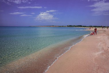 Kırım 'daki Olenivka' daki (Kırım Maldivleri) kumlu plajın görüntüsü
