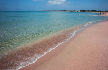 Kırım 'daki Olenivka' daki (Kırım Maldivleri) kumlu plajın görüntüsü