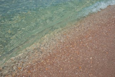 Kırım 'daki Olenivka' daki (Kırım Maldivleri) kumlu plajın görüntüsü