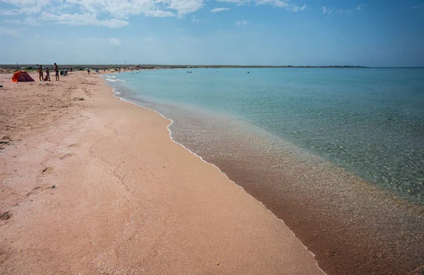 Kırım 'daki Olenivka' daki (Kırım Maldivleri) kumlu plajın görüntüsü
