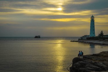 Kırım 'ın Olenivka şehrinde gün batımında deniz feneri görüntüsü