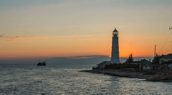 Bild Des Leuchtturms Bei Sonnenuntergang Olenivka Auf Der Krim lizenzfreie Stockbilder