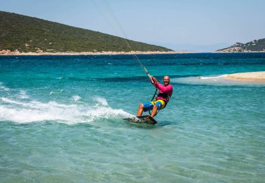 Marmari, Yunanistan - 24 Haziran 2012, gökyüzü-sörfçü Yunanistan Evia adada Marmari altın plajda oynarken altın kumsalda