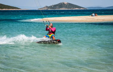 Marmari, Yunanistan - 24 Haziran 2012, gökyüzü-sörfçü Yunanistan Evia adada Marmari altın plajda oynarken altın kumsalda