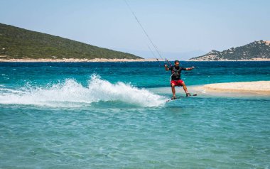 Marmari, Yunanistan - 24 Haziran 2012, gökyüzü-sörfçü Yunanistan Evia adada Marmari altın plajda oynarken altın kumsalda