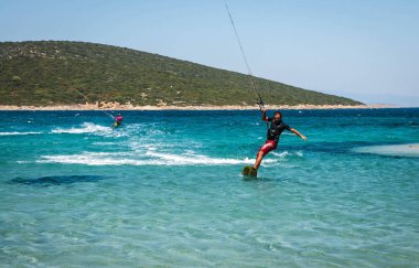 Marmari, Yunanistan - 24 Haziran 2012, gökyüzü-sörfçü Yunanistan Evia adada Marmari altın plajda oynarken altın kumsalda