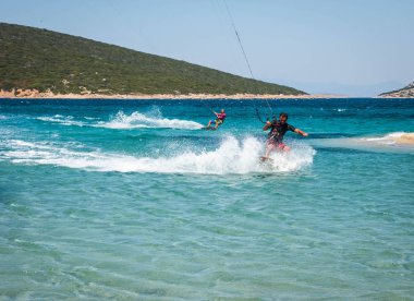 Marmari, Yunanistan - 24 Haziran 2012, gökyüzü-sörfçü Yunanistan Evia adada Marmari altın plajda oynarken altın kumsalda