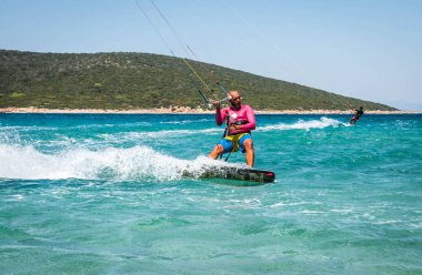 Marmari, Yunanistan - 24 Haziran 2012, gökyüzü-sörfçü Yunanistan Evia adada Marmari altın plajda oynarken altın kumsalda