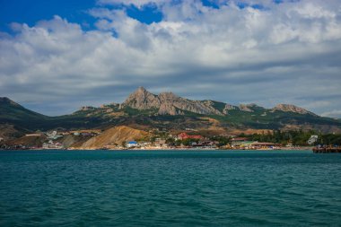 Deniz manzarası Koktebel yakınındaki görüntü dağ Crimea'da Karadağ ile