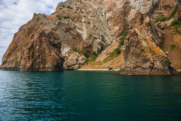 Deniz manzarası Koktebel yakınındaki görüntü dağ Crimea'da Karadağ ile