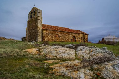 Sonbahar peyzaj sarı şehirlerinden birinde İspanya Alquite