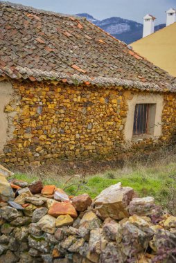 Sonbahar peyzaj sarı şehirlerinden birinde İspanya Alquite