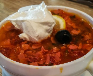 Borsch ekşi krema ve zeytin - geleneksel Rus beyaz kase çorba