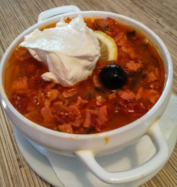 Borsch ekşi krema ve zeytin - geleneksel Rus beyaz kase çorba