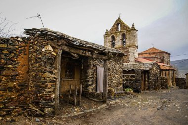 İspanya El Muyo siyah şehirlerinden birinde sonbahar peyzaj